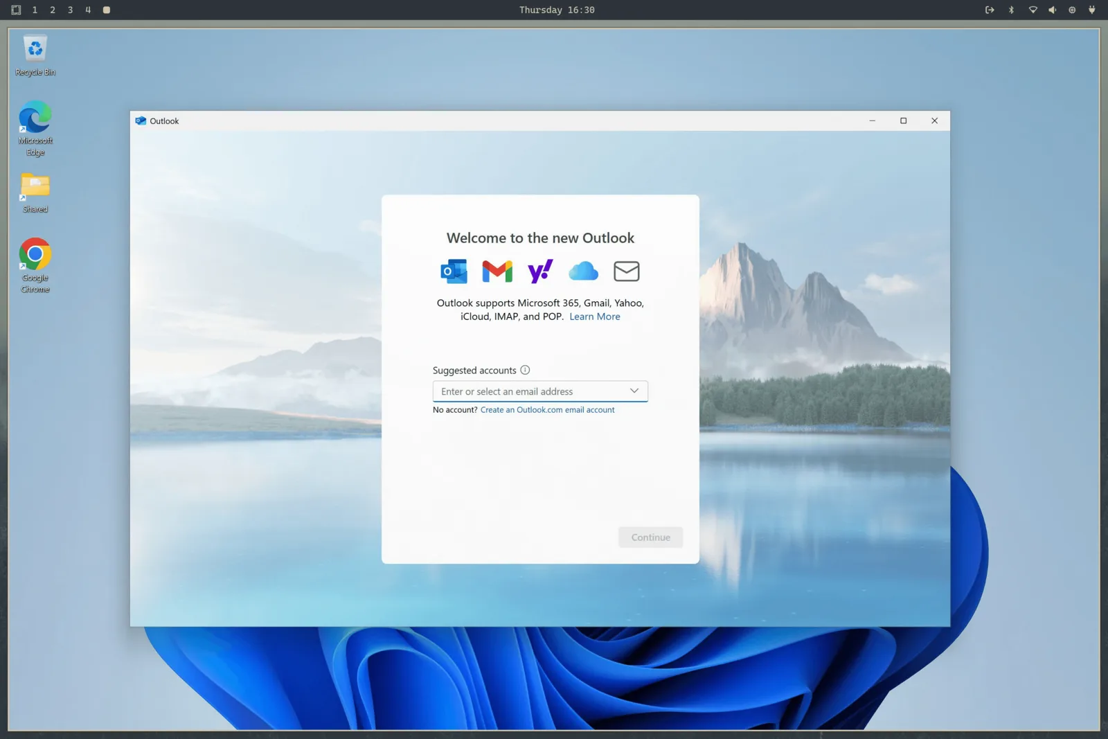 Windows 11 са Outlook-ом унутар Omarchyја, са видљивом Omarchy десктоп траком изнад